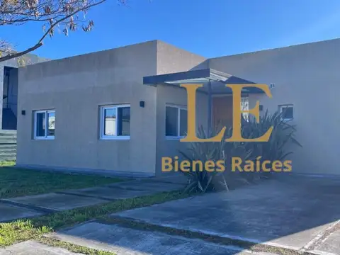 Casa en Alquiler con 4 cocheras