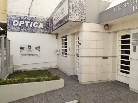 VENTA MUY BUEN LOCAL / POSIBLE CASA CON 2 DORMITORIOS Y PARQ