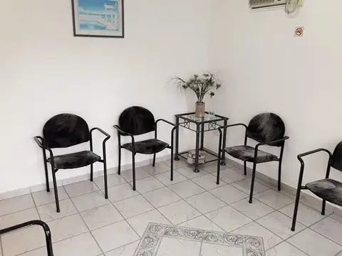 VENTA MUY BUEN LOCAL / POSIBLE CASA CON 2 DORMITORIOS Y PARQ
