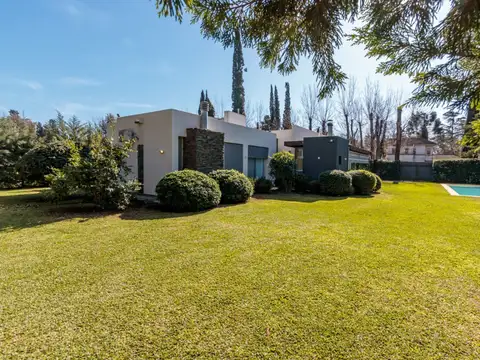 Casa en Venta con 2 cocheras