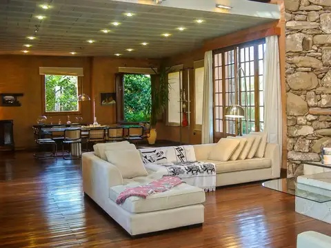 Casa 6 ambientes con 4 baños