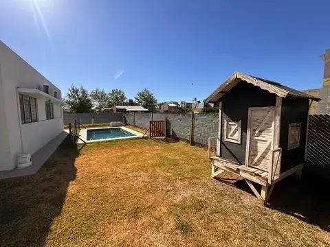 Casa 6 ambientes con 2 baños