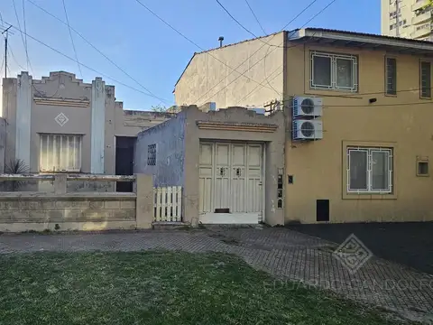 Casa de corte antiguo con 3 deptos - Excelente Lote 