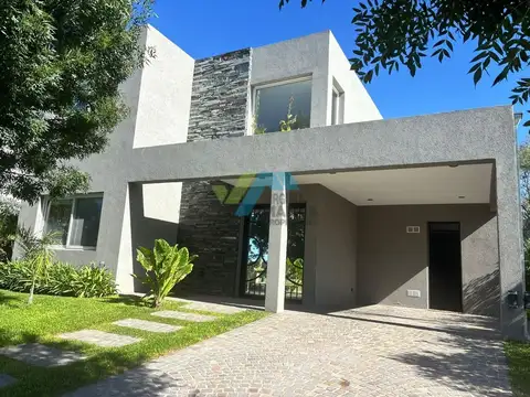 Casa 4 ambientes con 4 baños