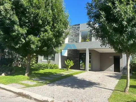 Casa en Alquiler con 3 cocheras