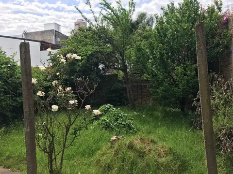 CASA EN LOTE PROPIO :: COCHERAS :: DEPOSITO :: FONDO LIBRE