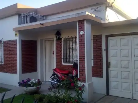 JOSE MARMOL CASA 3 AMB LOTE PROPIO CON JARDIN GARAGE Y QUINC