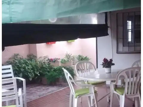 JOSE MARMOL CASA 3 AMB LOTE PROPIO CON JARDIN GARAGE Y QUINC