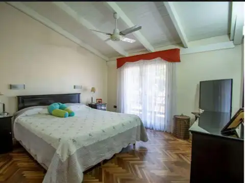 VENTA – CASA DE 3 DORMITORIOS CON PATIO Y COCHERA EN FISHERTON | FRENCH Y PASAJE ASCOT