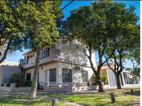 VENTA – CASA DE 3 DORMITORIOS CON PATIO Y COCHERA EN FISHERTON | FRENCH Y PASAJE ASCOT