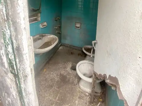 Venta PH 3 ambientes a refaccionar, al fondo -Caseros zona centro-