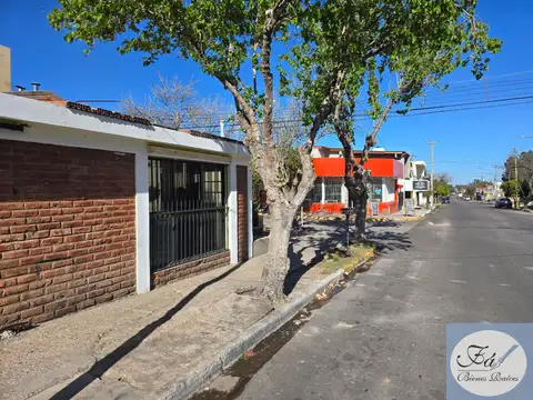 Esquina que vende sola: local con vidriera y acceso vehicular