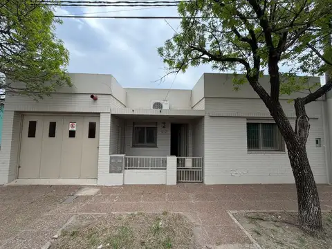Venta Casa 3 habitaciones, garage y patio  en Barrio Luis Fasoli