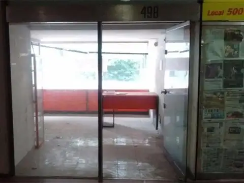 LOCAL EN GALERIA JARDIN CON VIDRIERA SOBRE CALLE TUCUMAN.