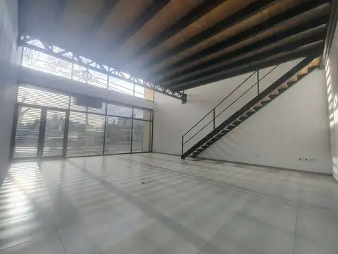 Local comercial en alquiler sobre Av. 520