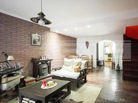 Casa 4 ambientes con 2 baños