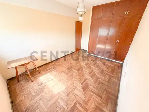 Ayolas 100, Piso 1