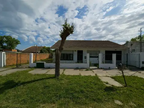 CASA 3 AMBIENTES CON GARAJE, JARDÍN Y PATIO