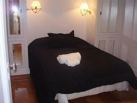 Departamento estilo antiguo, techos altos. Pisos de pinotea