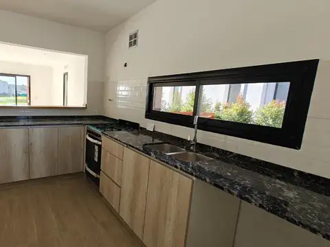 Casa 4 ambientes con 3 baños