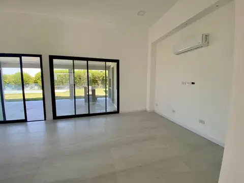 Casa de 4 ambientes a estrenar con pileta en Lagos de Canning