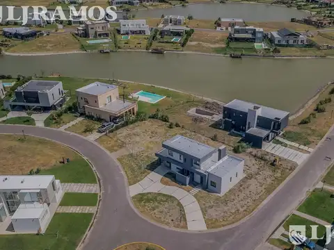 Casa en San Sebastián hermosa ubicación CON VISTA AL AGUA MB