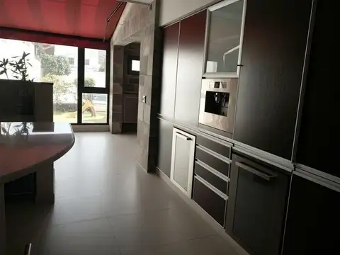 Casa 7 ambientes con 4 baños