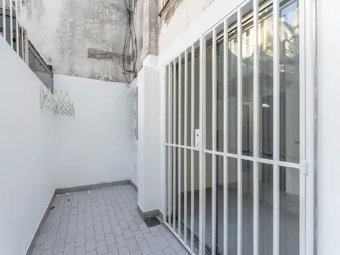 Venta PH 2 ambientes patio Balvanera