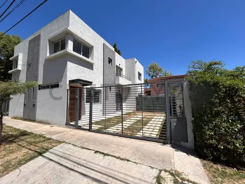 VENTA PH EN CASTELAR SUR 3 AMBIENTES A ESTRENAR C/PATIO Y ESPACIO GUARDACOCHE