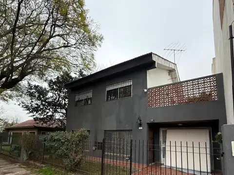 Casa en alquiler de 5 ambientes en Luis Guillon
