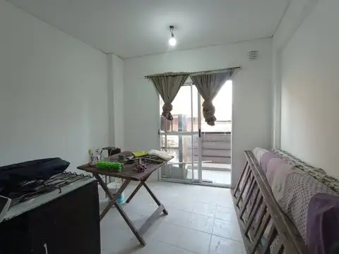 Monoambiente en venta, Ciudadela (dividido con patio y balcon al frente)
