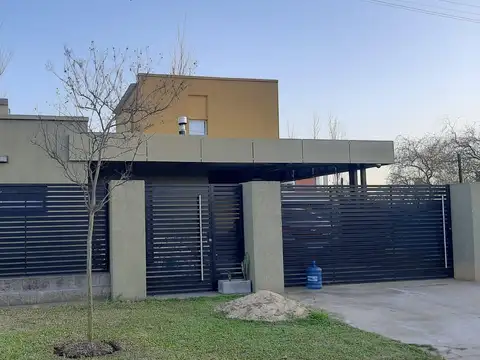 VENTA/PERMUTA - CASA DE TRES DORMITORIOS CON PILETA Y COCHERA - BARRIO LA ARBOLADA, ALVAREZ