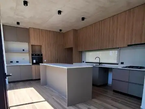 Casa en Alquiler en La Alameda, USD 2.000