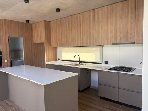 Casa en Alquiler con 2 cocheras