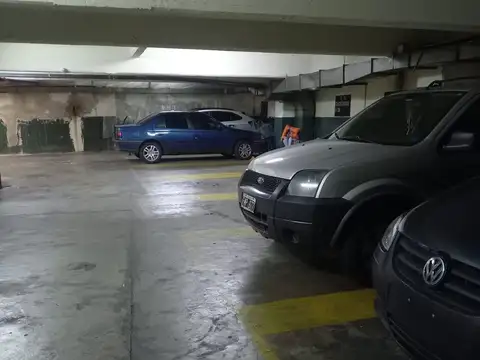 se vende cochera en edificio