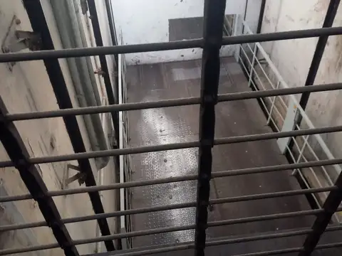 se vende cochera en edificio