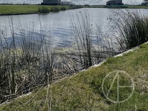 Terreno en venta a la laguna en Amarras