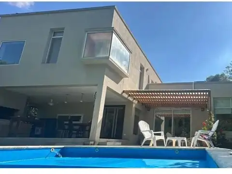 Casa 5 ambientes con 3 baños