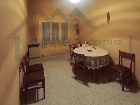 Venta casa sobre lote propio sobre la calle Simbrom, en el centro de Devoto