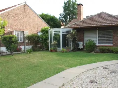 Casa en venta - 3 Dormitorios 3 Baños - Cochera - 435Mts2 - Adrogue