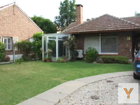 Casa en venta - 3 Dormitorios 3 Baños - Cochera - 435Mts2 - Adrogue