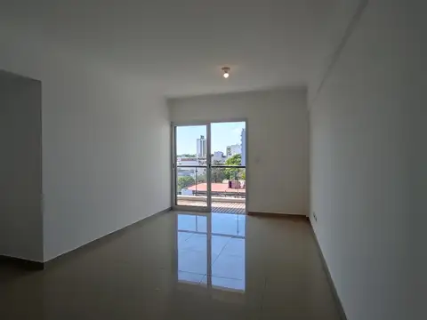 Departamento 3 ambientes con dos balcones y baulera.