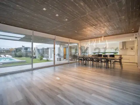 Casa en Venta con 4 cocheras