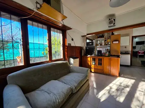 Venta Casa 3 ambientes con Garaje y parque, Barrio Aeroparque