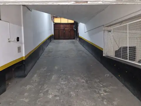 Espacio cochera cubierta en edificio en zona de alta demanda