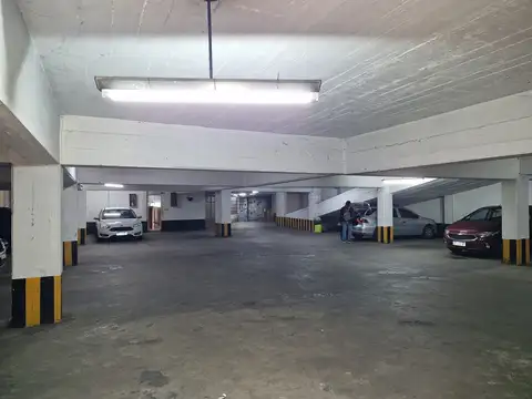 Espacio cochera cubierta en edificio en zona de alta demanda