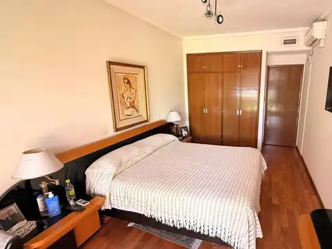 Casa en Alquiler con 2 cocheras
