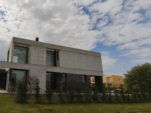 Venta casa 4 amb Barrio SANTO DOMINGO CANNING