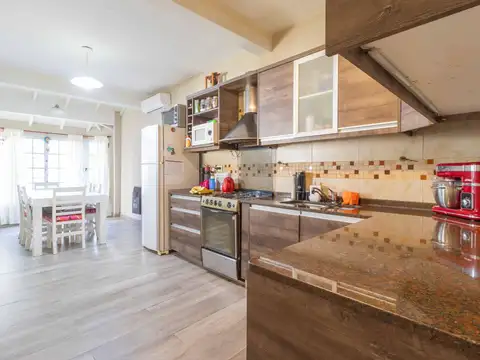 Venta Casa 5 Ambientes 2 Cocheras y Jardin en Jose León Suarez