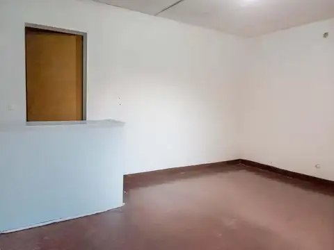 VENTA - Casa de 4 dormitorios, a reciclar, patio seco, jardín y local comercial. Belgrano, Rosario.